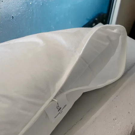 Taie d'oreiller en polypropylène blanc de Litex montrant l'ouverture latérale sur un rebord de fenêtre