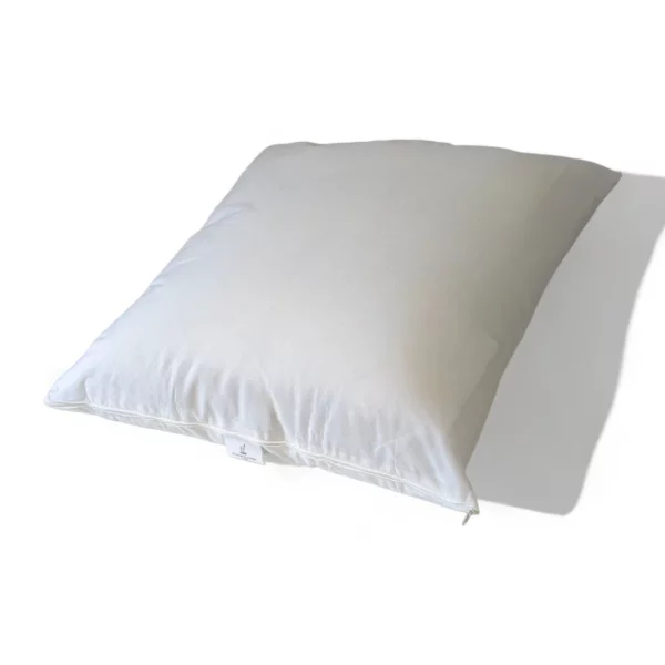 Taie d'oreiller blanche en polypropylène avec étiquette de marque Litex sur fond blanc neutre