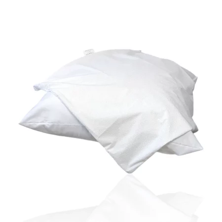 Deux oreillers blancs avec taies en coton imperméable de Litex superposés, reflétés sur une surface brillante.