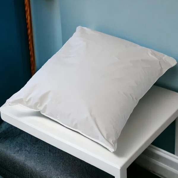 Oreiller blanc de haute qualité, facilement lavable, conçu pour le confort des campings et l'hôtellerie de plein air, résistant et hypoallergénique.