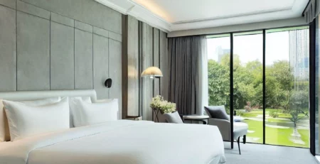 Un lit douillet avec de la literie de luxe dans une chambre d'hôtel confortable.