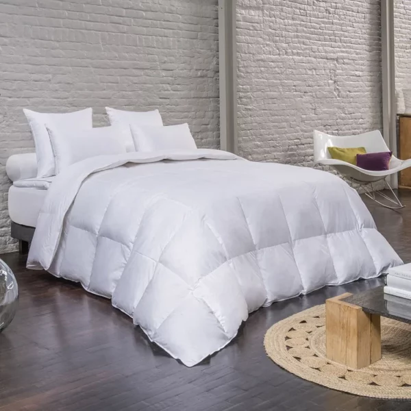 Couette DuvéLuxe en duvet naturel sur un lit dans une chambre d'hôtel de luxe