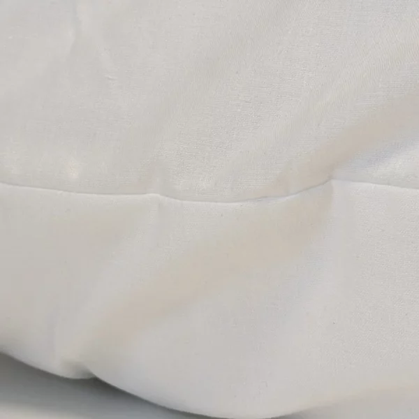 Détail de la finition sac portefeuille de la taie d'oreiller en polycoton