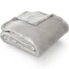 Plaid microvelours couleur gris perle de Litex, plié, évoquant confort et raffinement.