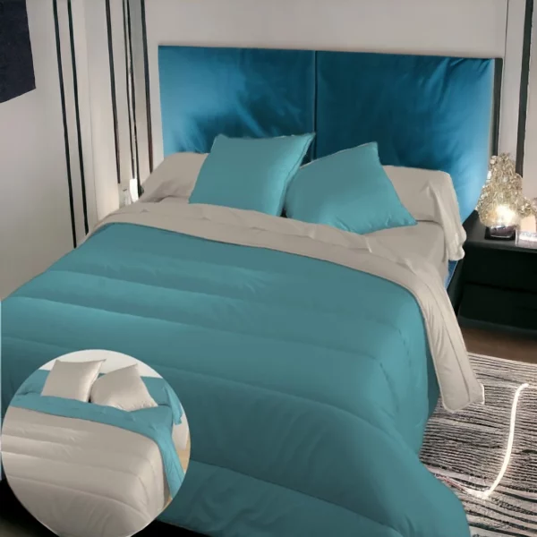 Couette bicolore luxueuse en microfibre, couleur bleu agate vibrant avec revers poivre, disposée sur un lit moderne.