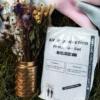 Kit de protection de literie jetable Litex, présenté à côté d'un bouquet de fleurs séchées, indiquant le contenu pour deux personnes.