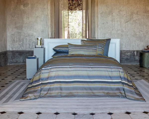 Housse de couette Hécate en satin sur un lit moderne, dans un intérieur au design épuré.