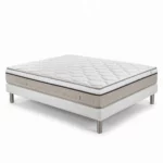 Matelas Relax Zen de taille 80x190 cm, présenté sur un sommier blanc à pieds métalliques, avec un coutil supérieur matelassé blanc et une bande latérale beige.