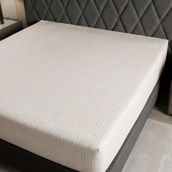 Drap housse 120 fils en satin de coton bio Journey Anne de Solène sur un matelas.