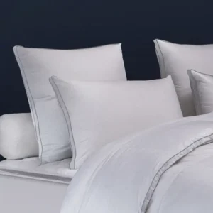 Oreillers synthétiques Pavillon Drouault disposés sur un lit