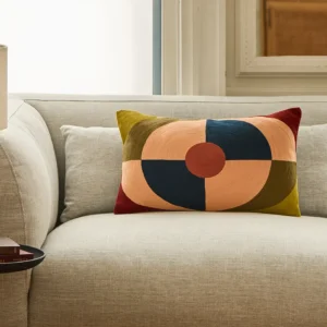 Coussin rectangulaire Clarisse 30x50 cm sur canapé gris