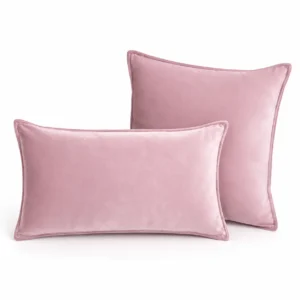 Duo de coussins déco en velours lilas Glamour (formats carré 45x45 et rectangulaire 30x60) de chez Anne de Solène.