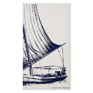 Drap de plage blanc et bleu marine de 100x180 cm illustré d'un bateau traditionnel égyptien de style felouque.