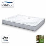 Matelas Nocturne Duault blanc de trois quarts avec le logo officiel Literie Duault, le label CTB Literie et le macaron 100% latex d'origine naturelle.