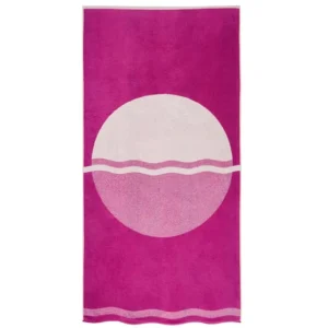 Vue à plat du drap de plage Clarisse Fushia montrant le motif de demi-lune et de cercles roses et orange ainsi que les vagues aux extrémités.
