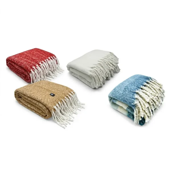 Ensemble des quatre plaids Hygge Toison d’Or pliés coloris vermillon, neige, caramel et rayé bleu
