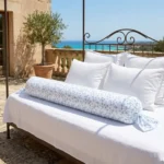 Taie de traversin Rosée Bleu Anne de Solène dans une chambre coordonnée