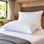 Oreiller microfibre blanc installé sur un lit de mobil-home