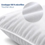 Détail de la texture microfibre blanche de l’oreiller camping