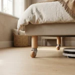 Texte alternatif (ALT) Lit équipé de pieds en hêtre à roulettes dans une chambre contemporaine