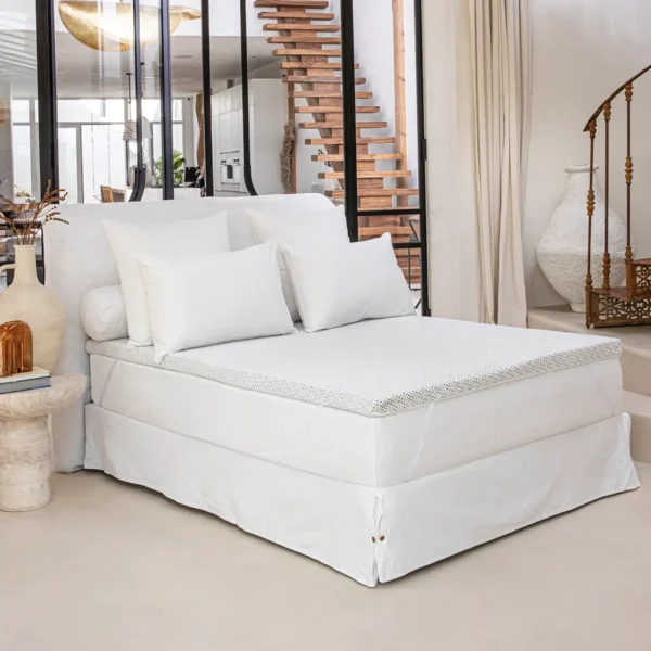 Surmatelas Somptueux Drouault installé sur un matelas dans une chambre contemporaine