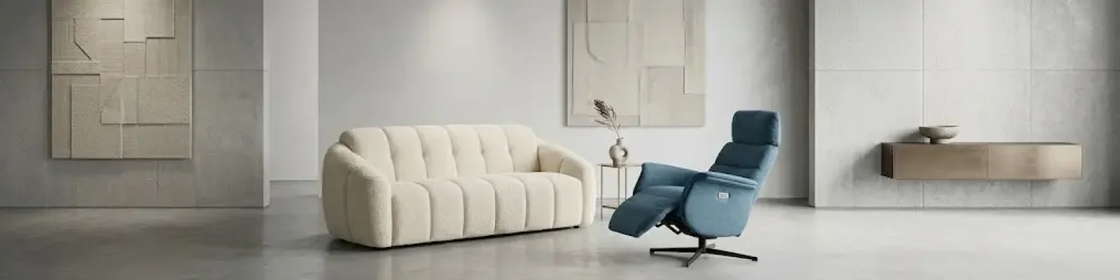 Fauteuil relax bleu et canapé design dans un intérieur contemporain épuré