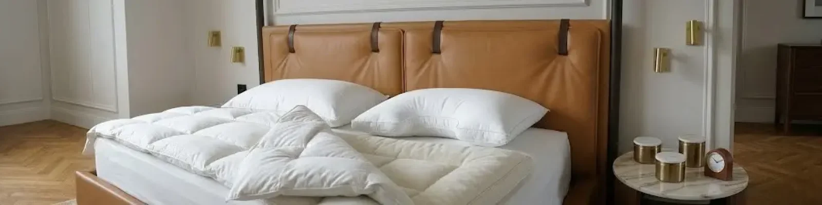 Lit haut de gamme Litex avec tête de lit en cuir dans une chambre élégante